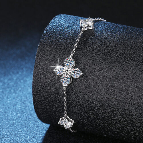 Vòng Tay Cao Cấp Cỏ Bốn Lá Đính Kim Cương Moissanite 1.2 Carat Bạc S925 VDN023