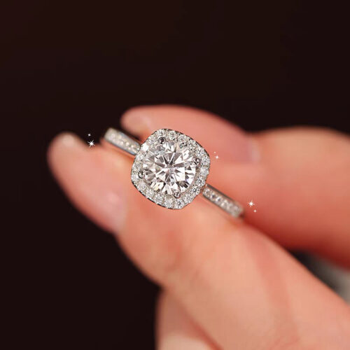 Nhẫn Kim Cương Moissanite 1 Carat Bạc S925 Mẫu Halo Vuông Sang Trọng HTT292